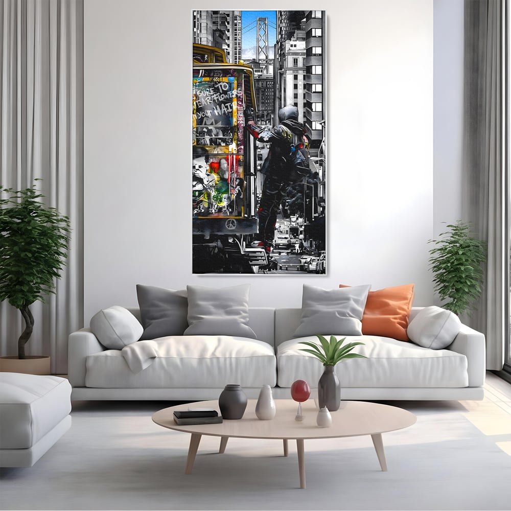 Tablou canvas cu ilustratie urbana cu un tramvai si un calator, in rama de aluminiu argintiu, pe perete intr-un living